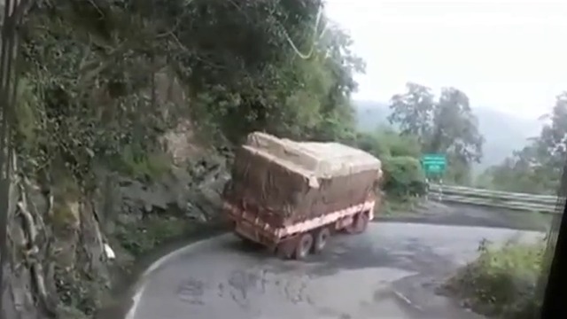 Завоят на смъртта обръща натоварен камион!  