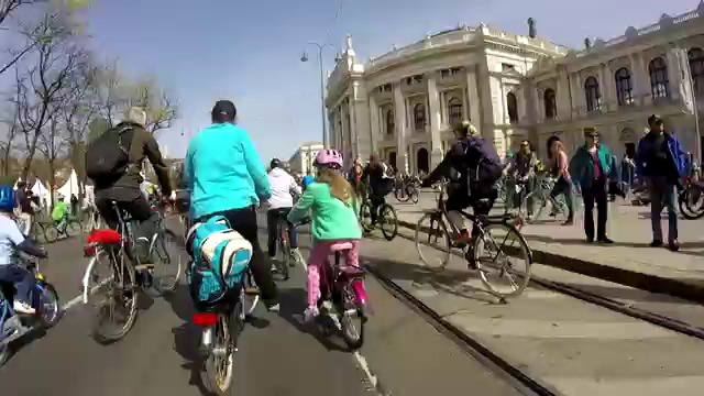 Невероятно красиво! Вижте парад с велосипеди във Виена
