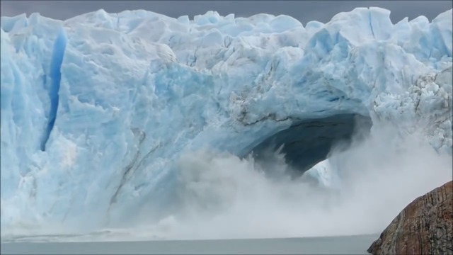 Снежна приказка! Ледников мост се топи и сгромолясва