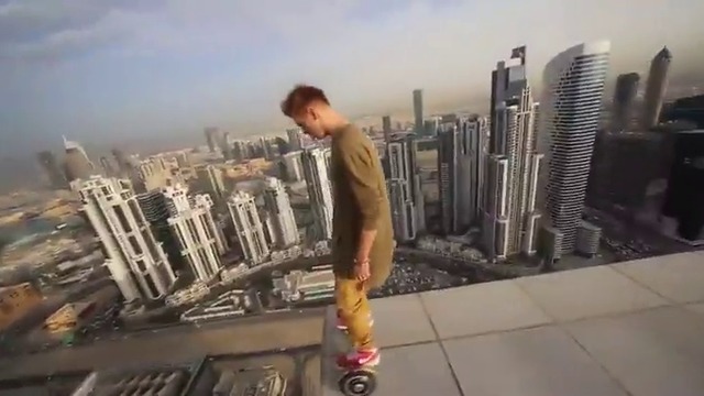 Пич си прави загрявка с Hoverboard по ръба на покрива на небостъргач !  