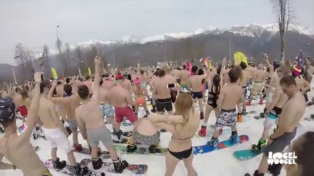 Ето как масово се забавляват руските момичета на последния останал сняг  