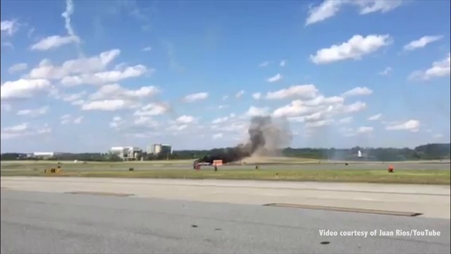 Самолет се разцепи на две по време на авиошоу
