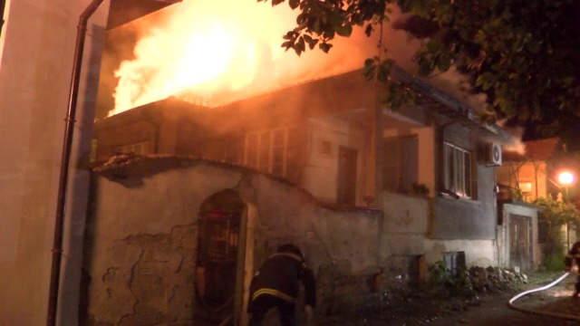 Изгоря къщата на планински спасител в Казанлък