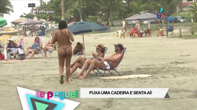 Бразилка по прашки сяда в скута на женени мъже на плажа.. Шега