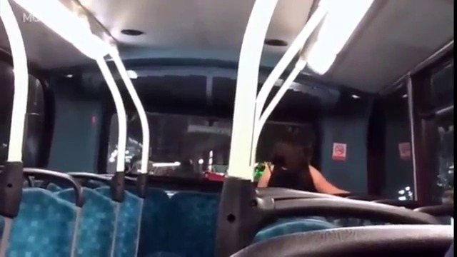 Какво се случва на задната седалка на лондонски нощен автобус