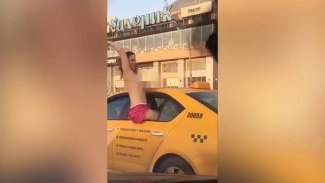 Ужас или не! Вижте гола рускиня се вози в такси посред бял ден