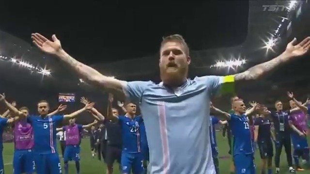Исландските футболисти поздравяват феновете си