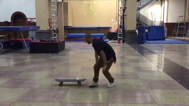 Талантлив жонгльор и скейтбордист .