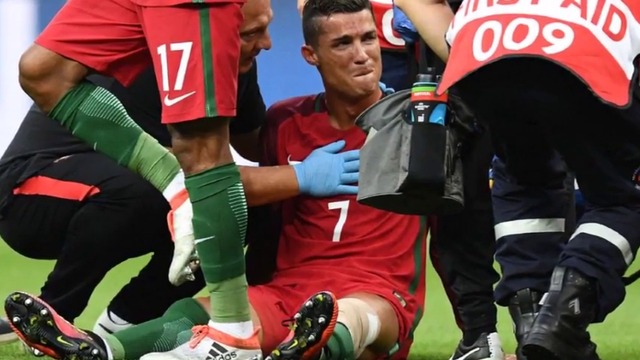 Кристиано Роналдо с контузия в последният мач на победата 2016 г. Cristiano Ronaldo injured Euro 2016 Final