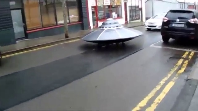 Полицията в Ирландия преследва летяща чиния .