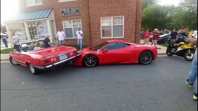 Жена паркира върху капака на Ferrari .