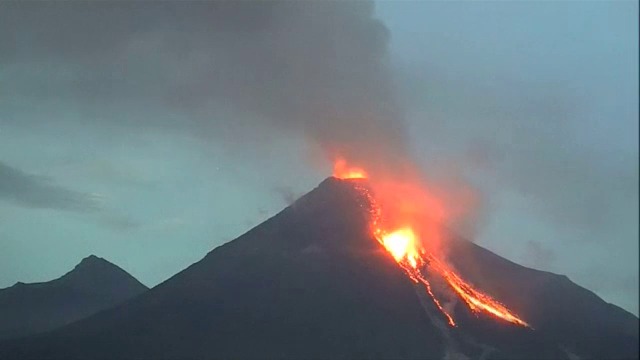 Грандиозно! Вулканът Колима Мексико изригва в огнени цветове