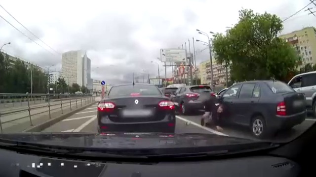 Пешеходец vs. моторист .