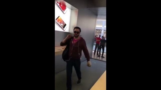 Мъж строши всички телефони iPhone 7 в магазин