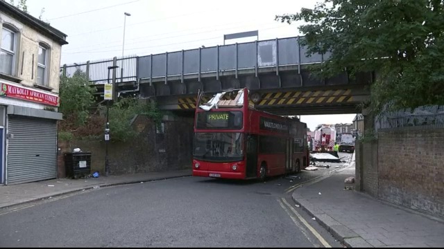 Двуетажен автобус удари мост в Лондон,има ранени