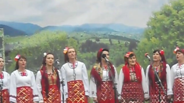 Българските традиции! По друм мома побегнала - Международният фолклорен фестивал "Малешево пее и танцува"