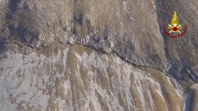Видео с дрон от епицицентъра - Цепнатини в планинските масиви около епицентъра на трусовете в Италия