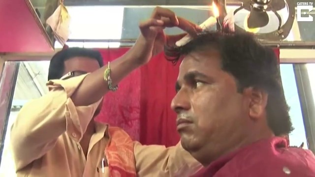 Индийски бръснар постригва ,  без ножици .