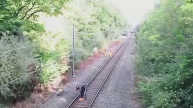 Спасение на пияница от идваш влак .
