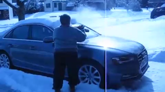 Добър начин да изчистиш колата от снега .