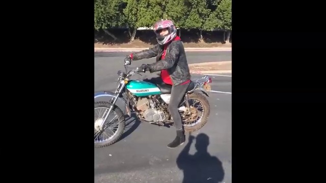 Момиче се учи да кара мотор