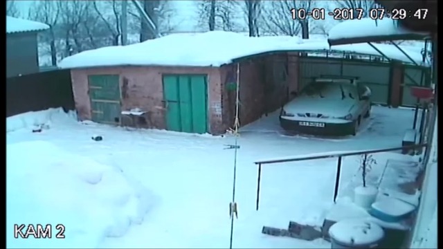 Стария гараж не издържа снега .