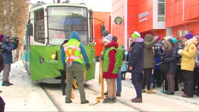 Рускиня тегли 2 трамвая с общо тегло 36 тона - видео Ройтерс