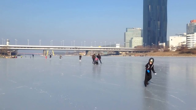 Вижте невероятна красота! С кънки и хокей върху замръзналия Дунав 2017 г. Ice Skating on frozen Danube River in Vienna, Austria