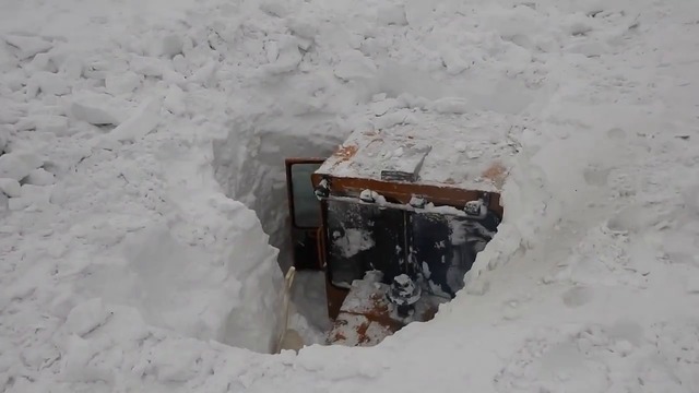 Как руснак след снежна буря си търси трактора