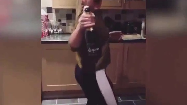 Блондинка отваря шампанско с дупето си