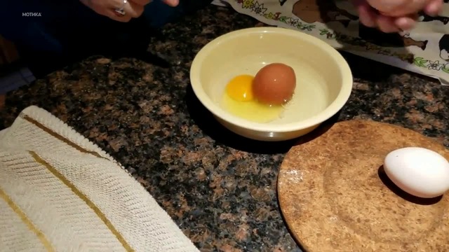 Яйце от кокошка с изненада вътре