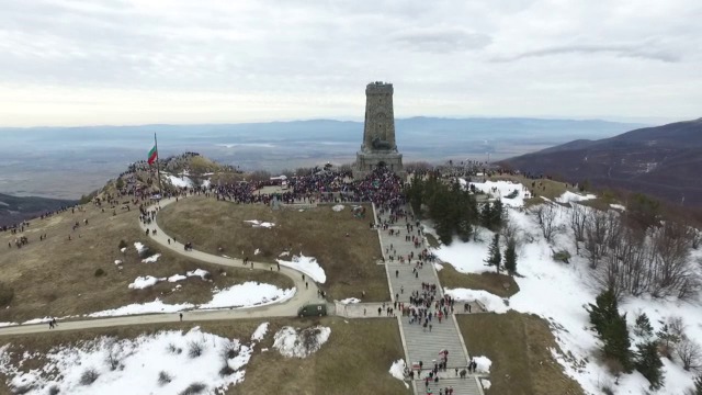 Над връх Шипка в разгара на празненствата снимано с дрон (видео)
