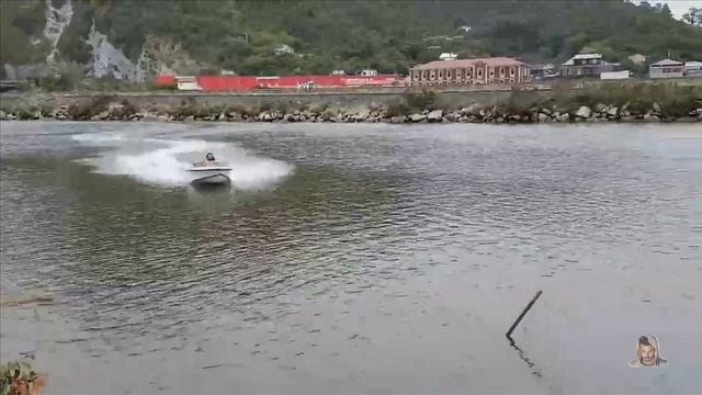 Рибар заснема как мъж се разбива с моторна лодка