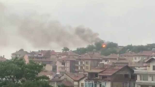 Мълния подпалва покрив в Сандански - Бури с поройни дъждове и светкавици над България 2018 г.