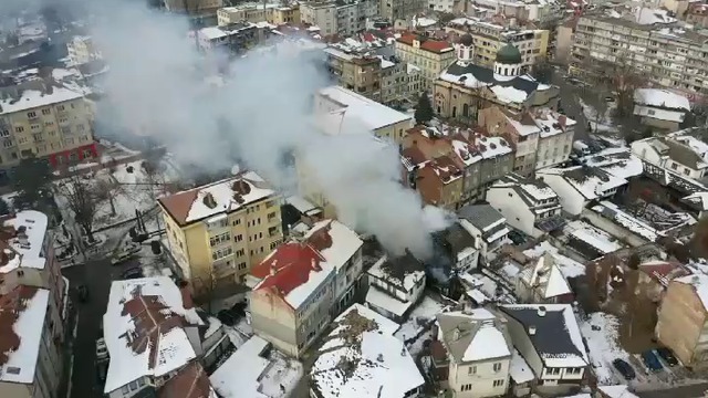 Пожар в Габрово! Горят вече три къщи в центъра на Габрово
