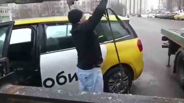 Вижте как руски таксиджия отряза "краката" на паяк (ВИДЕО)