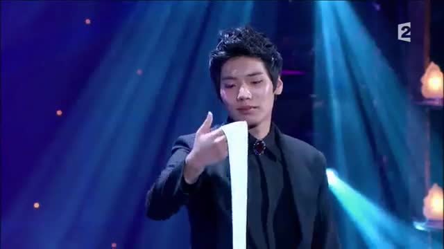 Забравете за всички трикове с карти, които сте виждали, защото ще видите нещо наистина УНИКАЛНО! (ВИДЕО)