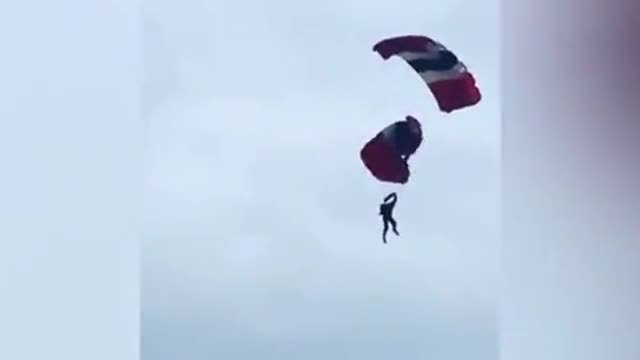 Парашутист спаси колега във въздуха на метри от земята