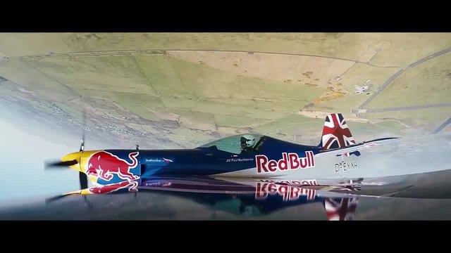 Невероятно шоу с два самолета прелитащи през хангар – Red Bull