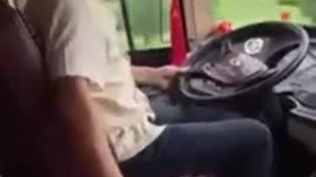 Какво прави виетнамски автобусен шофьор по време на път, тежко на пътниците!