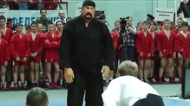 Стивън Сегал демонстрира бойните си умения по време на състезание по бойни изкуства в Русия