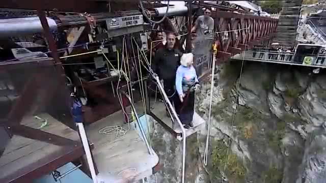 91-годишна жена от Нова Зеландия скочи с бънджи от мост за световен рекорд