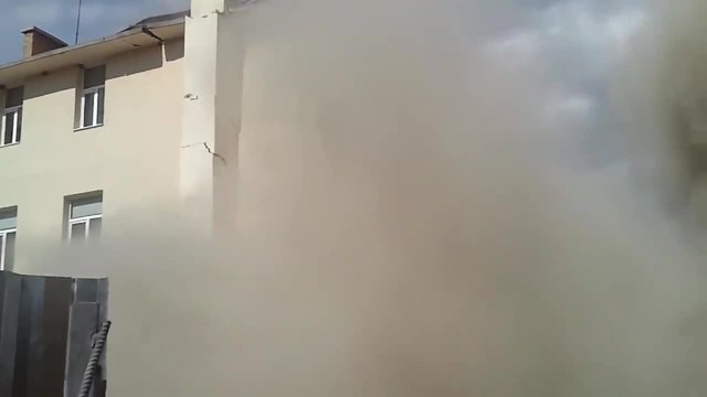 Моментът на срутването на гимназията в Казанлък