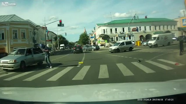 Моторист се приземява върху покрива на колата след катастрофа