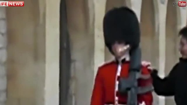 Гвардеец на Кралицата изплаши нахален турист, че ще го застреля