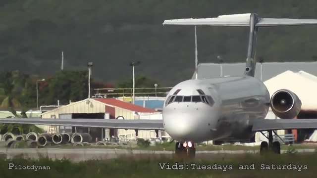 На едно място   плаж и летище!