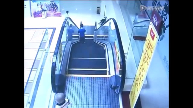 2-годишно момче пада от ескалатор ... Удивително оцеля!