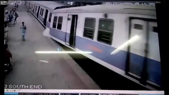 Кадри показващи момента на пътнически влак които дерайлира на гара Мумбай