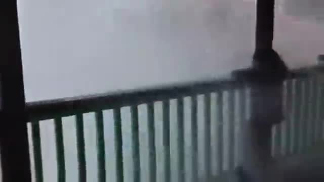 Момиченце , пометено от водата