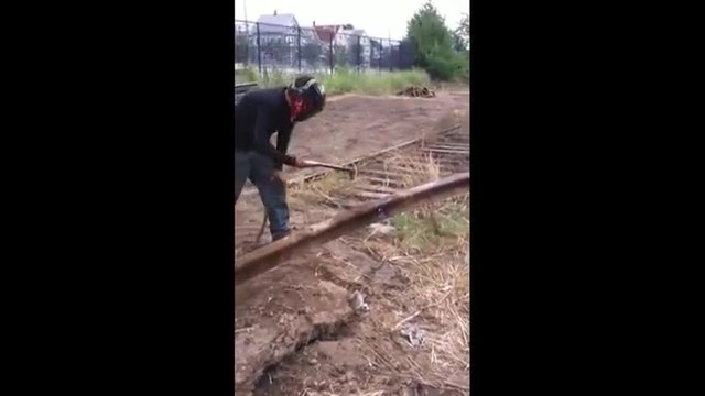 Релса нокаутира заварчик